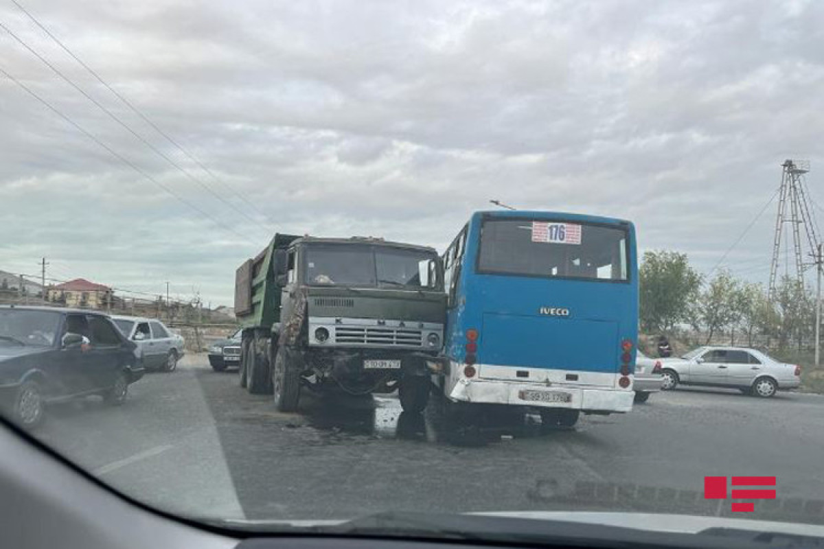 Xırdalanda avtobus “KamAz”la toqquşub  - FOTO 