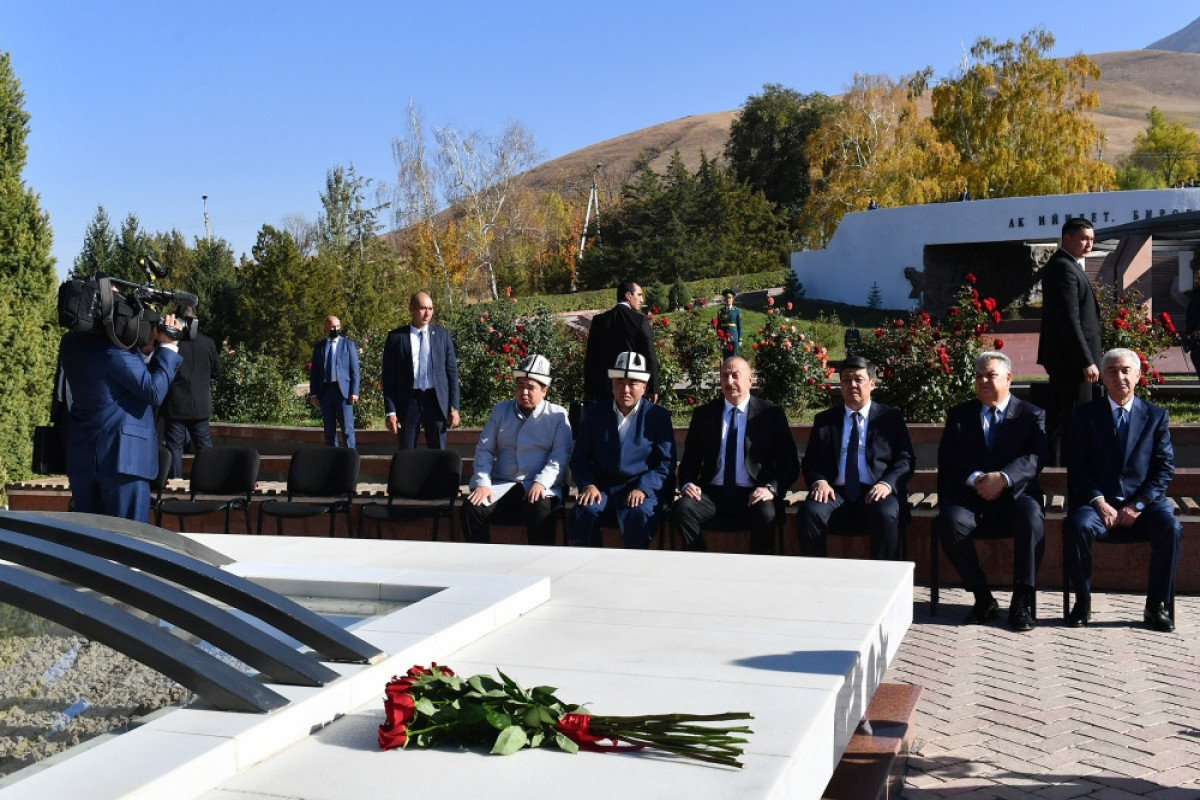 Prezident Bişkekdə “Ata-Beyit” Milli Tarixi-Memorial Kompleksini ziyarət edib - YENİLƏNİB 