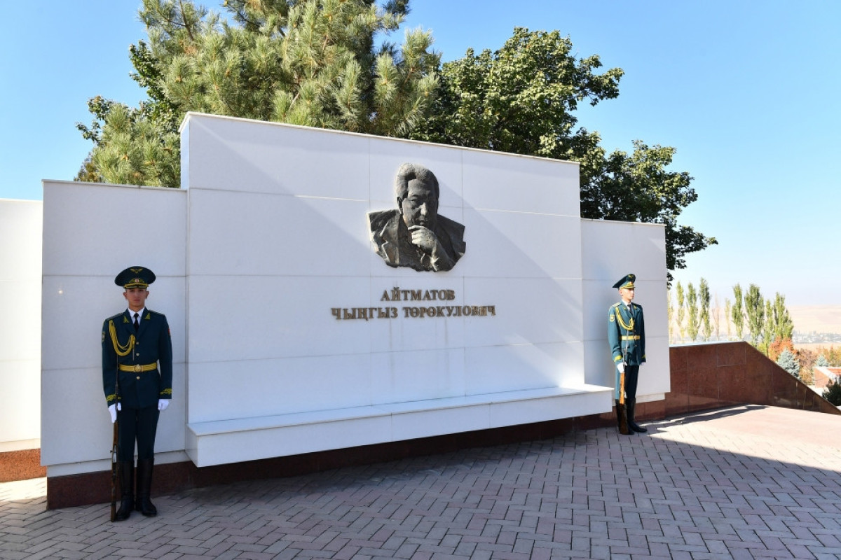 Prezident Bişkekdə “Ata-Beyit” Milli Tarixi-Memorial Kompleksini ziyarət edib - YENİLƏNİB 