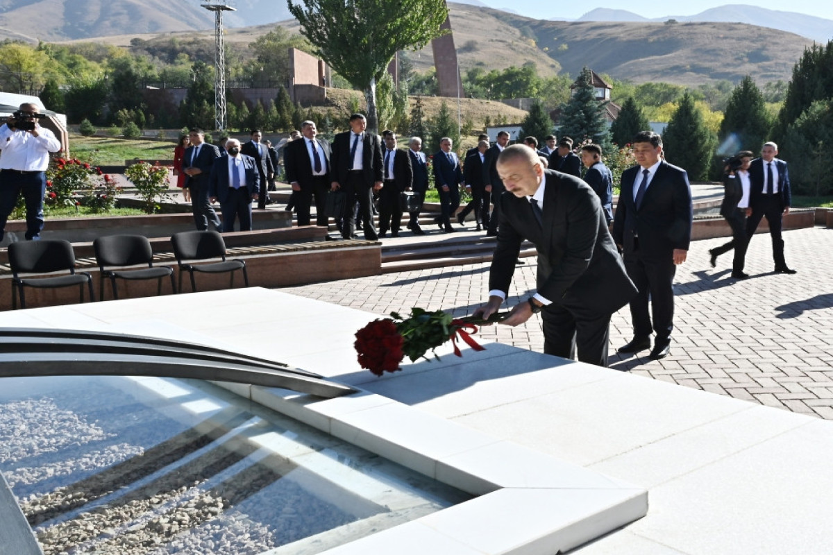 Prezident Bişkekdə “Ata-Beyit” Milli Tarixi-Memorial Kompleksini ziyarət edib - YENİLƏNİB 