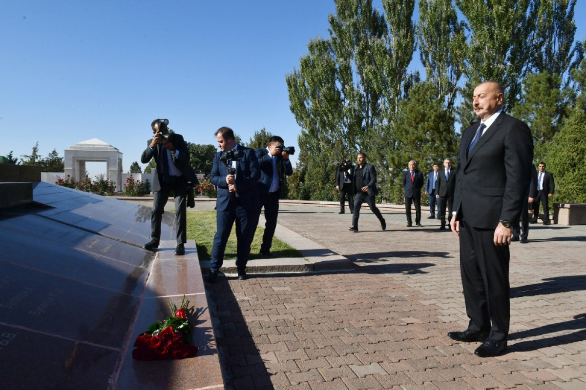Prezident Bişkekdə “Ata-Beyit” Milli Tarixi-Memorial Kompleksini ziyarət edib - YENİLƏNİB 
