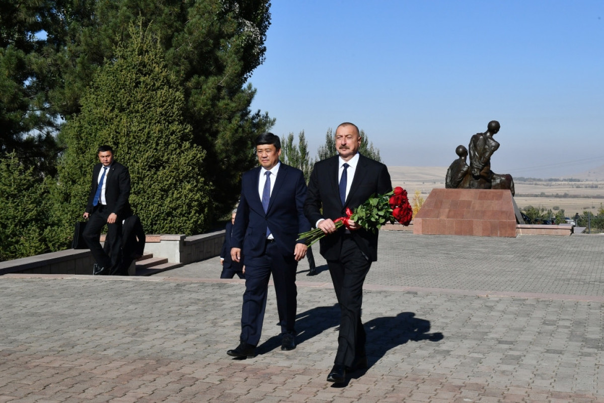 Prezident Bişkekdə “Ata-Beyit” Milli Tarixi-Memorial Kompleksini ziyarət edib - YENİLƏNİB 