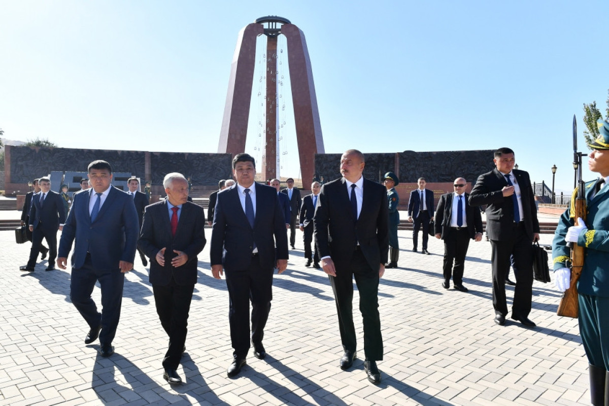 Prezident Bişkekdə “Ata-Beyit” Milli Tarixi-Memorial Kompleksini ziyarət edib - YENİLƏNİB 