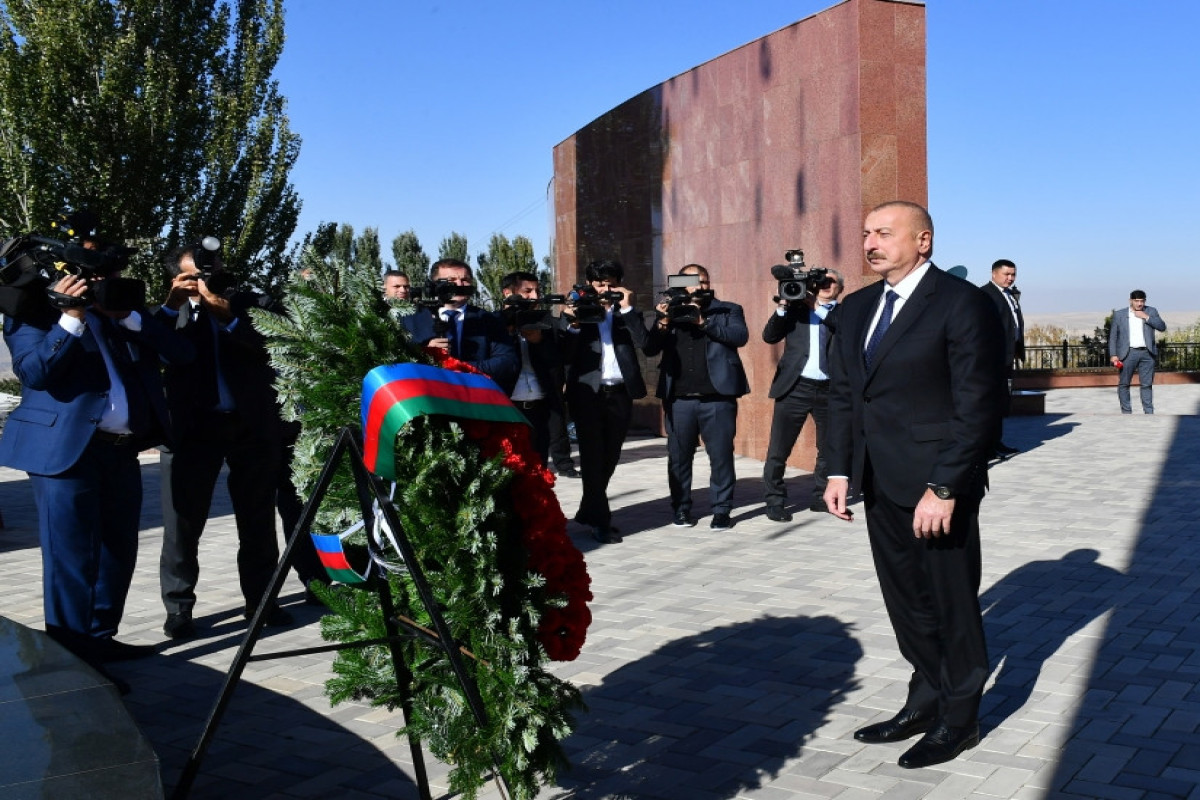 Prezident Bişkekdə “Ata-Beyit” Milli Tarixi-Memorial Kompleksini ziyarət edib - YENİLƏNİB 