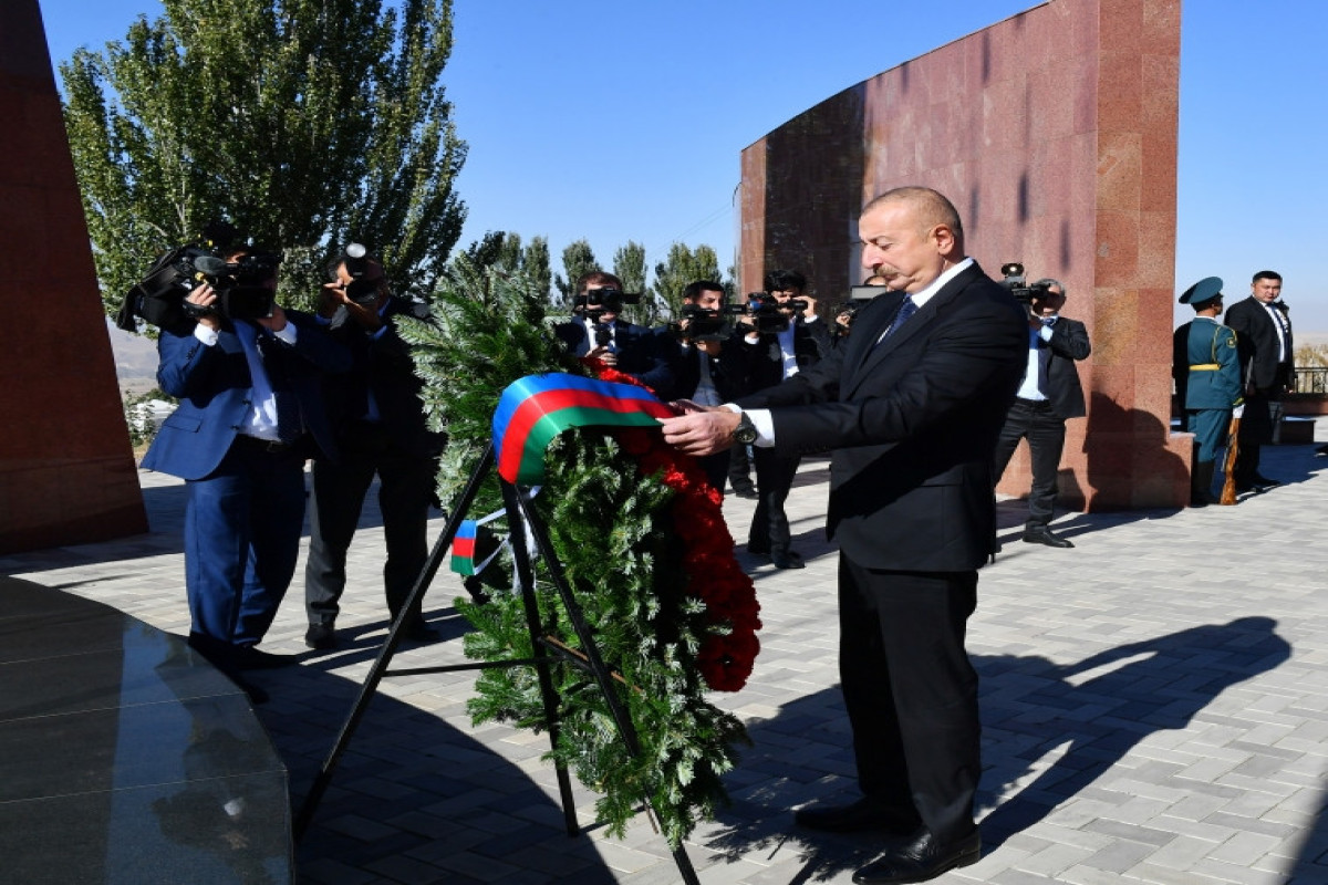 Prezident Bişkekdə “Ata-Beyit” Milli Tarixi-Memorial Kompleksini ziyarət edib - YENİLƏNİB 