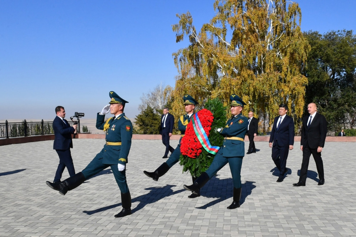 Prezident Bişkekdə “Ata-Beyit” Milli Tarixi-Memorial Kompleksini ziyarət edib - YENİLƏNİB 