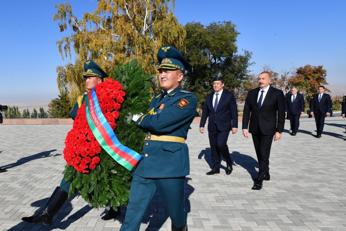 Prezident Bişkekdə “Ata-Beyit” Milli Tarixi-Memorial Kompleksini ziyarət edib - YENİLƏNİB 