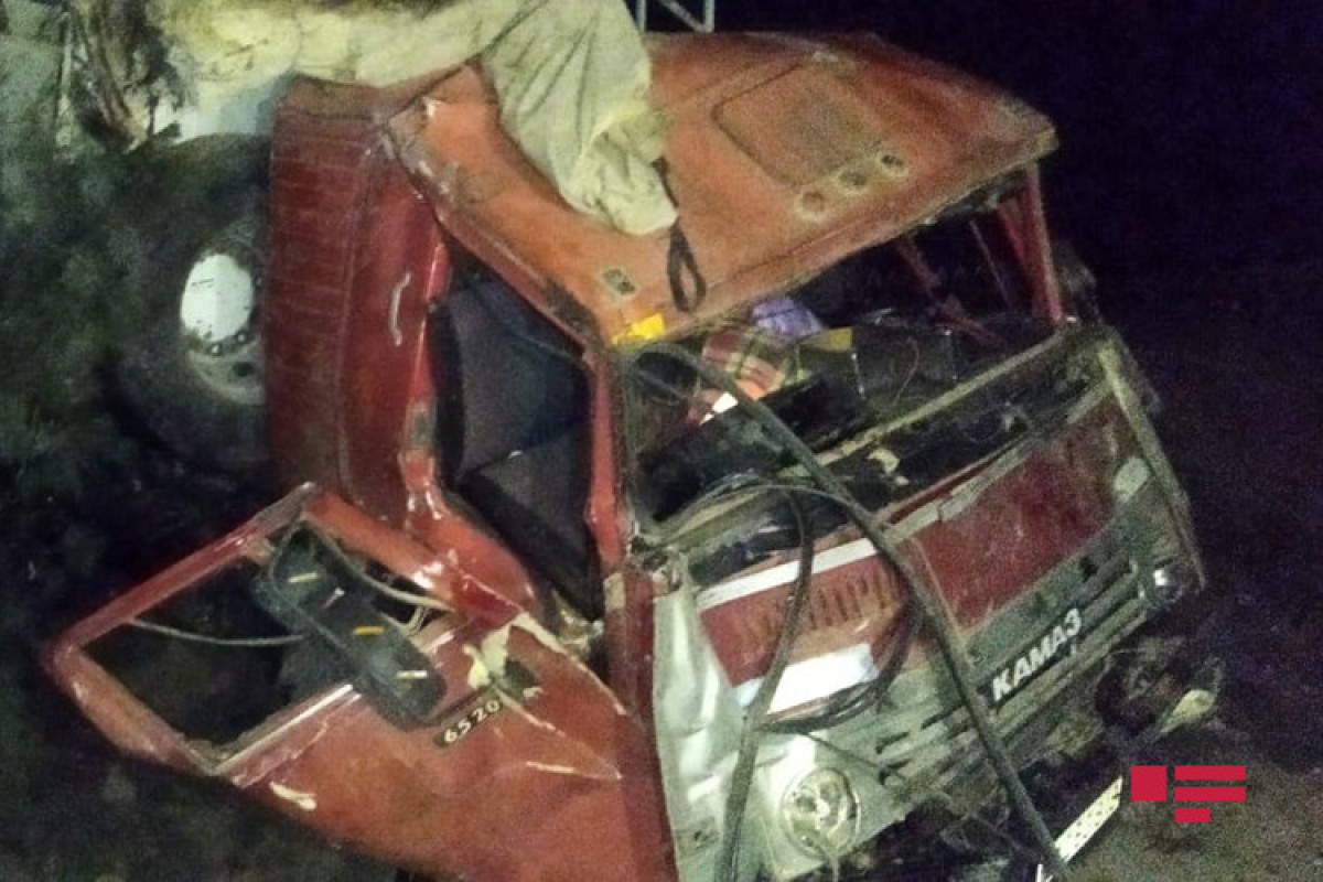 Biləsuvarda qoşqulu avtomobillə  “KamAZ” toqquşub - FOTO  - VİDEO 