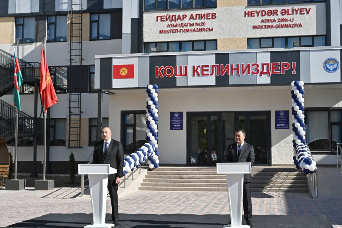 Prezident qırğızıstanlı məktəblilərə Heydər Əliyevin orta təhsil haqqında şəhadətnaməsini nümunə göstərib