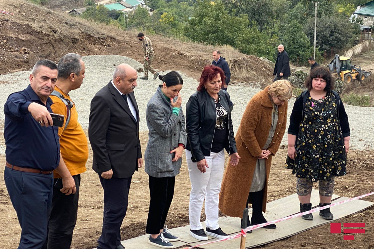 Foreign NGO representatives and experts viewed mass burial in Edilli-PHOTO 