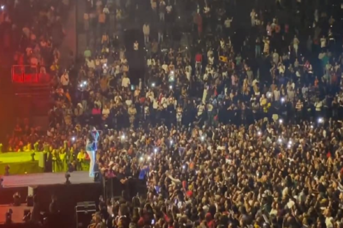 41-летний певец умер на сцене во время концерта в Париже