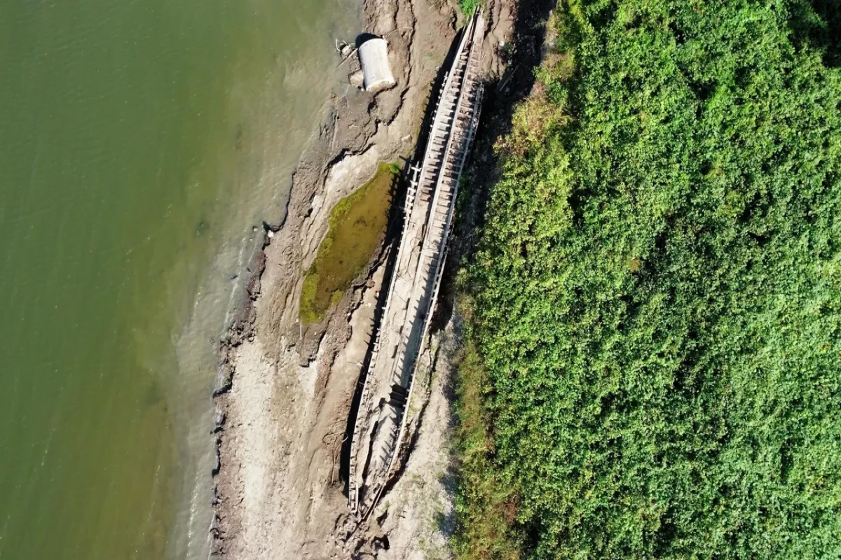 Low US water levels reveal site of 1915 shipwreck along Mississippi river