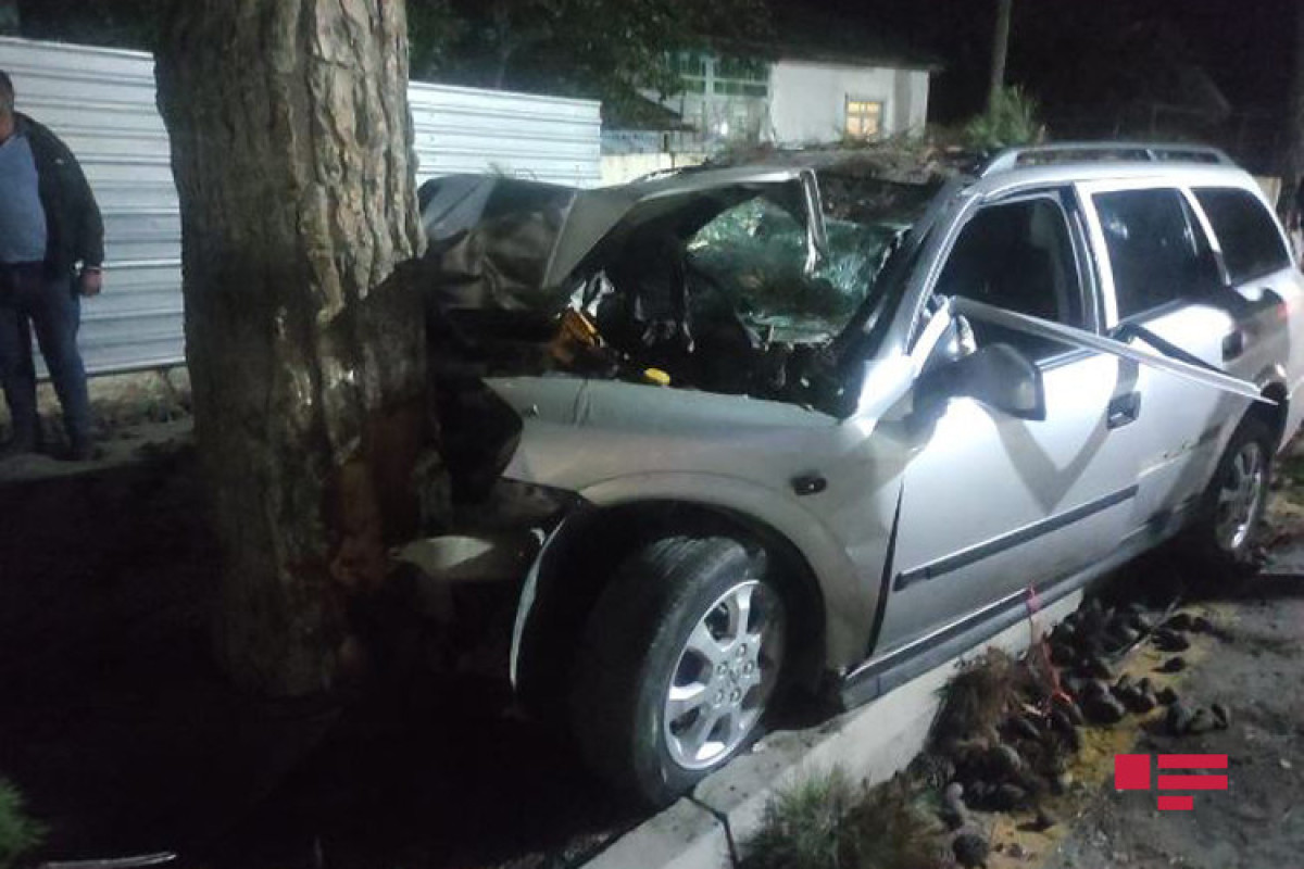 Xaçmazda maşın ağaca çırpılıb, xəsarət alanlar var  - FOTO  - VİDEO 