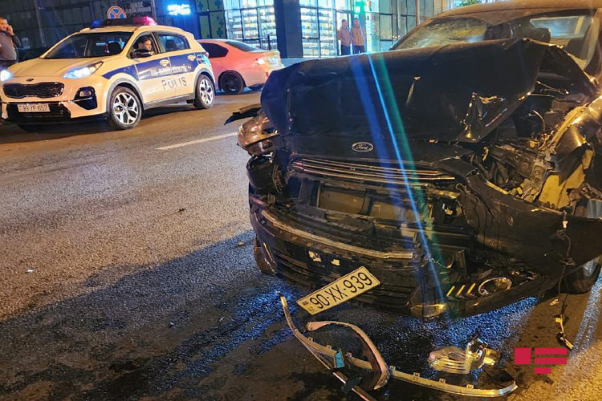 Bakıda iki avtomobil toqquşub, xəsarət alanlar var - FOTO  - VİDEO 