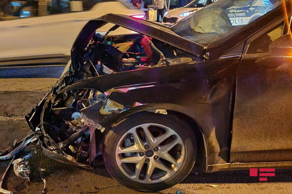 В Баку столкнулись два автомобиля, есть пострадавшие-ФОТО 