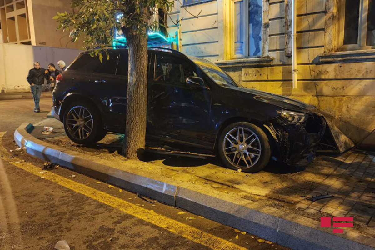 В Баку столкнулись два автомобиля, есть пострадавшие-ФОТО 