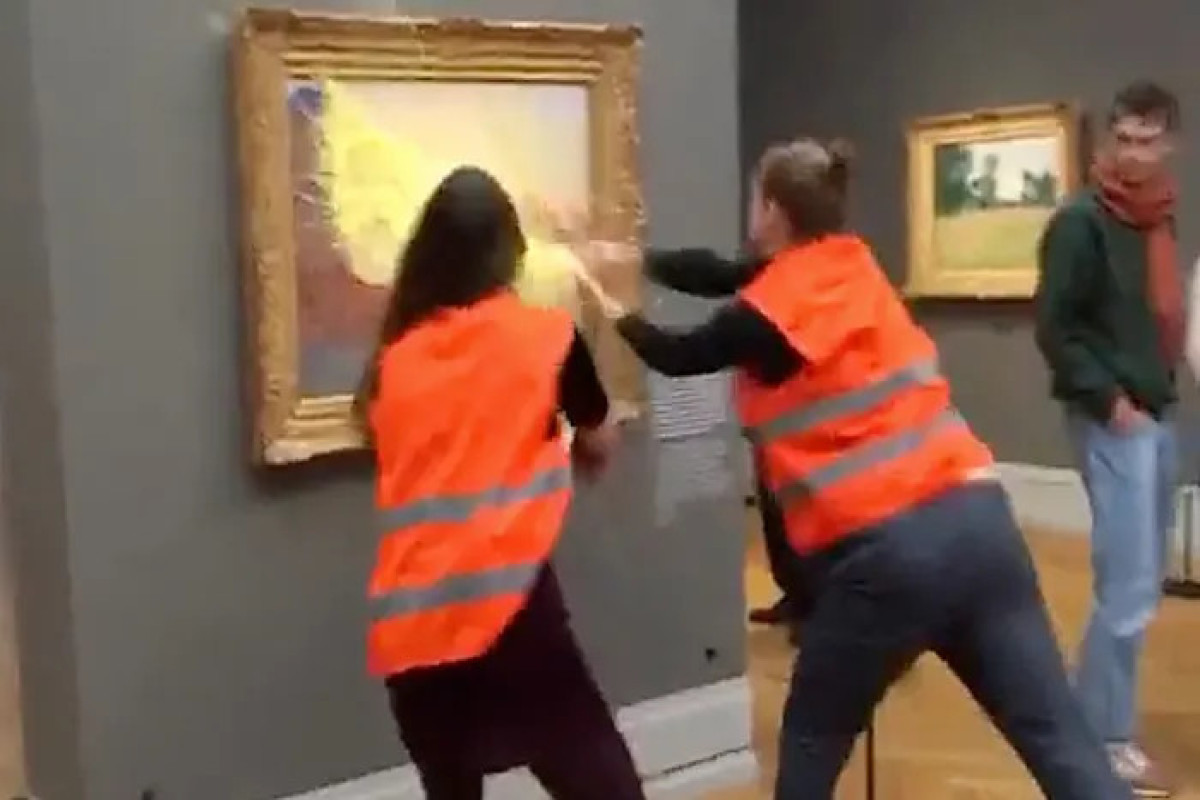 Climate protesters throw mashed potatoes on Monet painting-PHOTO 