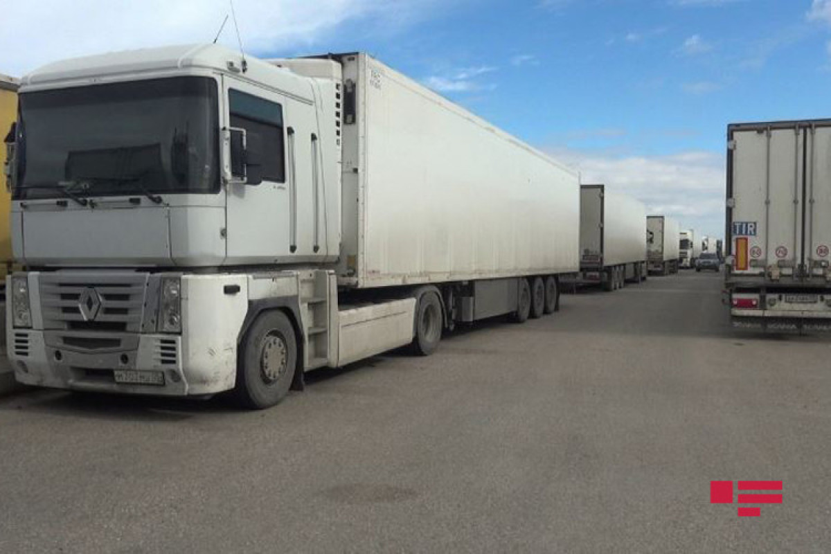 На азербайджано-российской границе образовалась длинная очередь грузовых автомобилей-ФОТО 