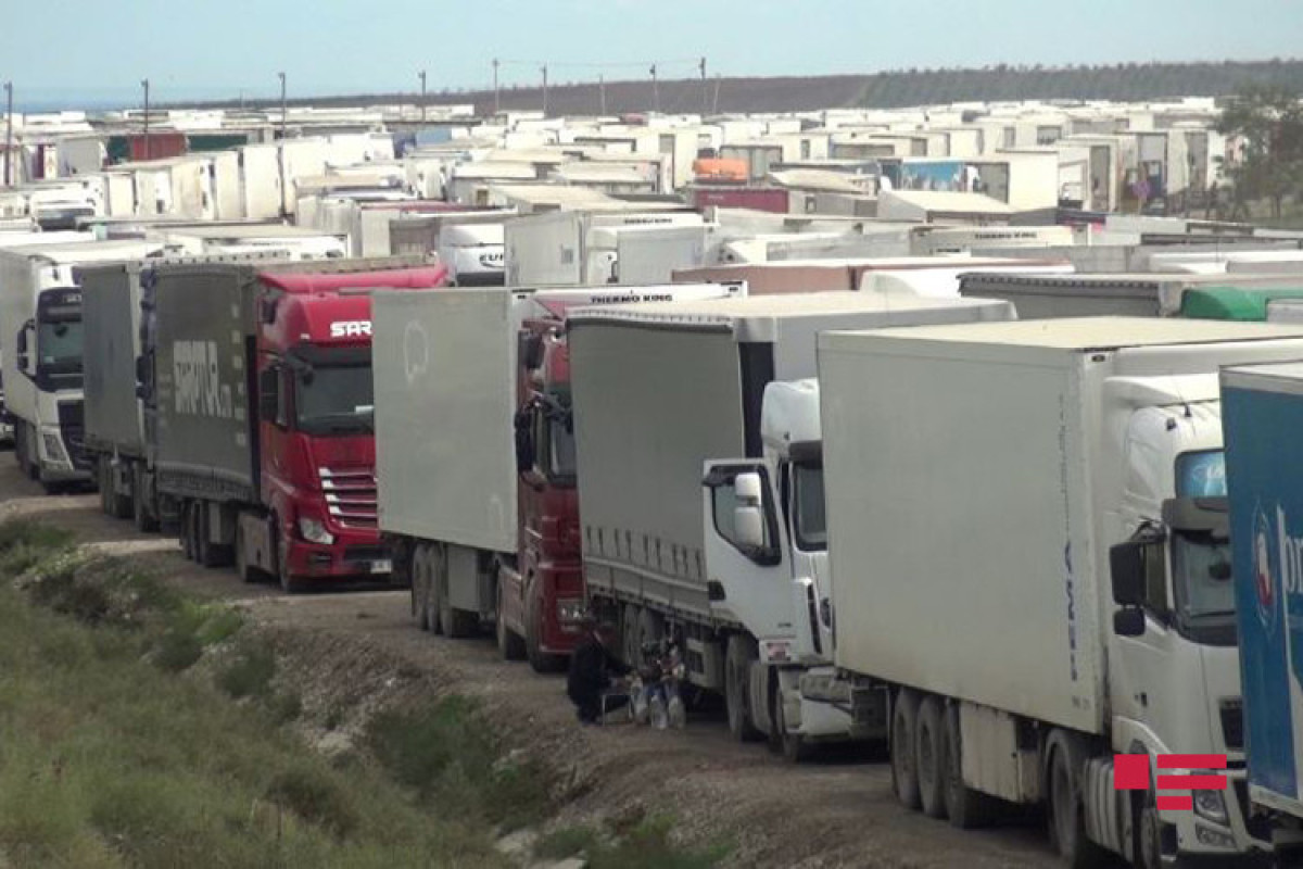 На азербайджано-российской границе образовалась длинная очередь грузовых автомобилей-ФОТО 