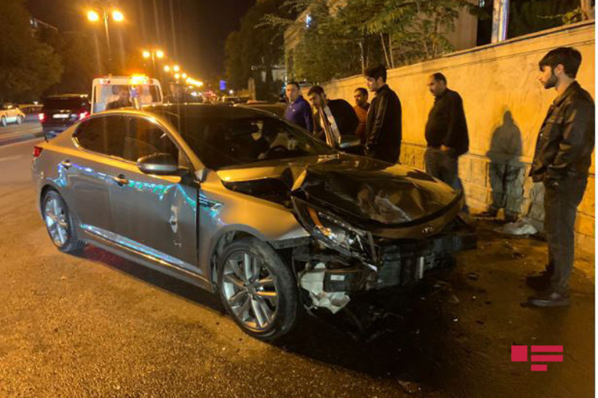 В Баку столкнулись два автомобиля, есть пострадавшие-ФОТО 