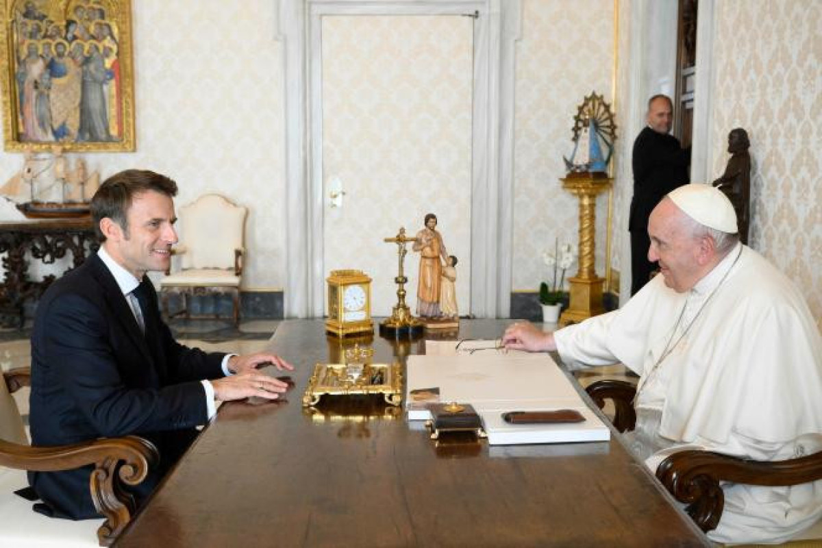 Makron Roma Papasından Putin və Baydenə zəng etməsini xahiş edib