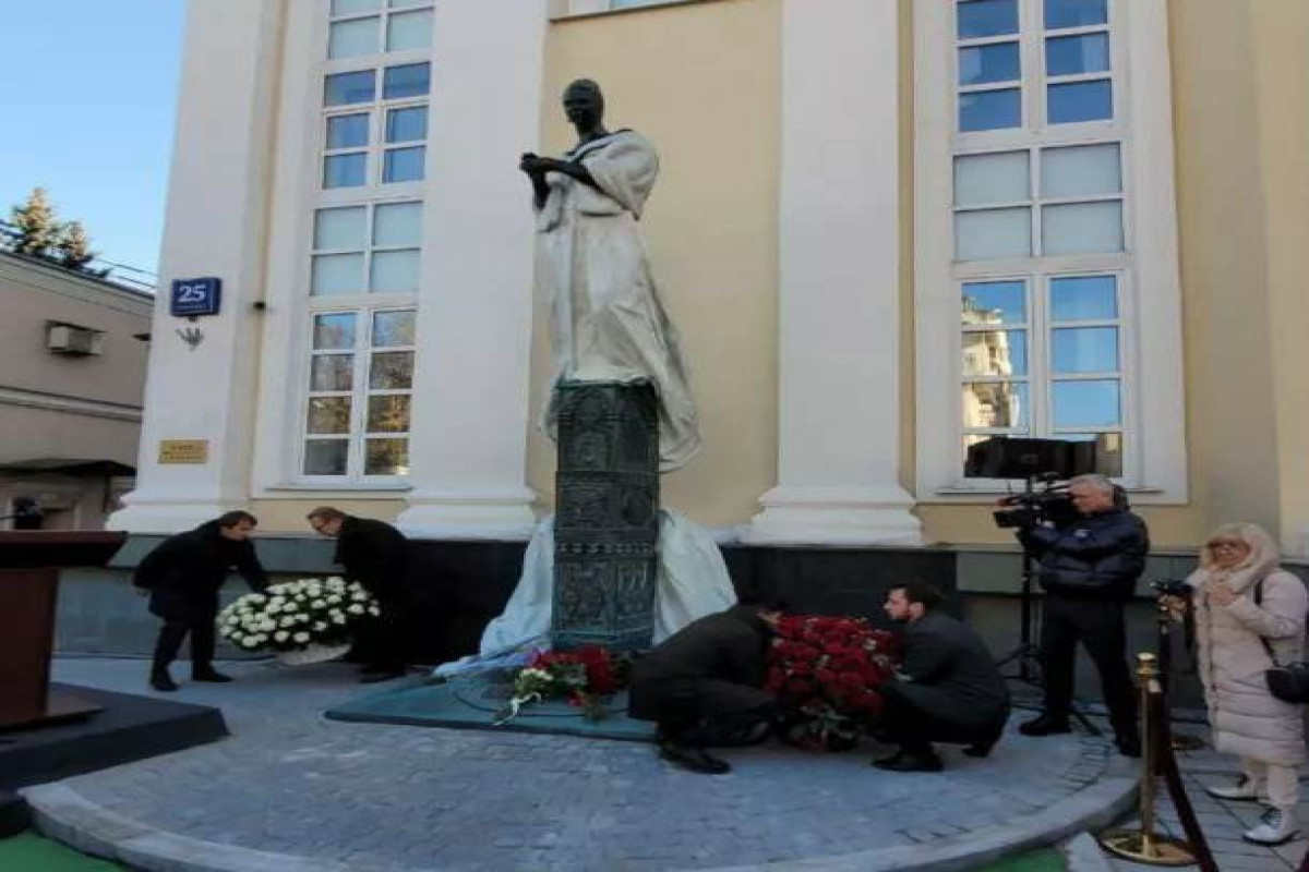 Moskvada Qalina Vişnevskayanın abidəsi ucaldılıb
