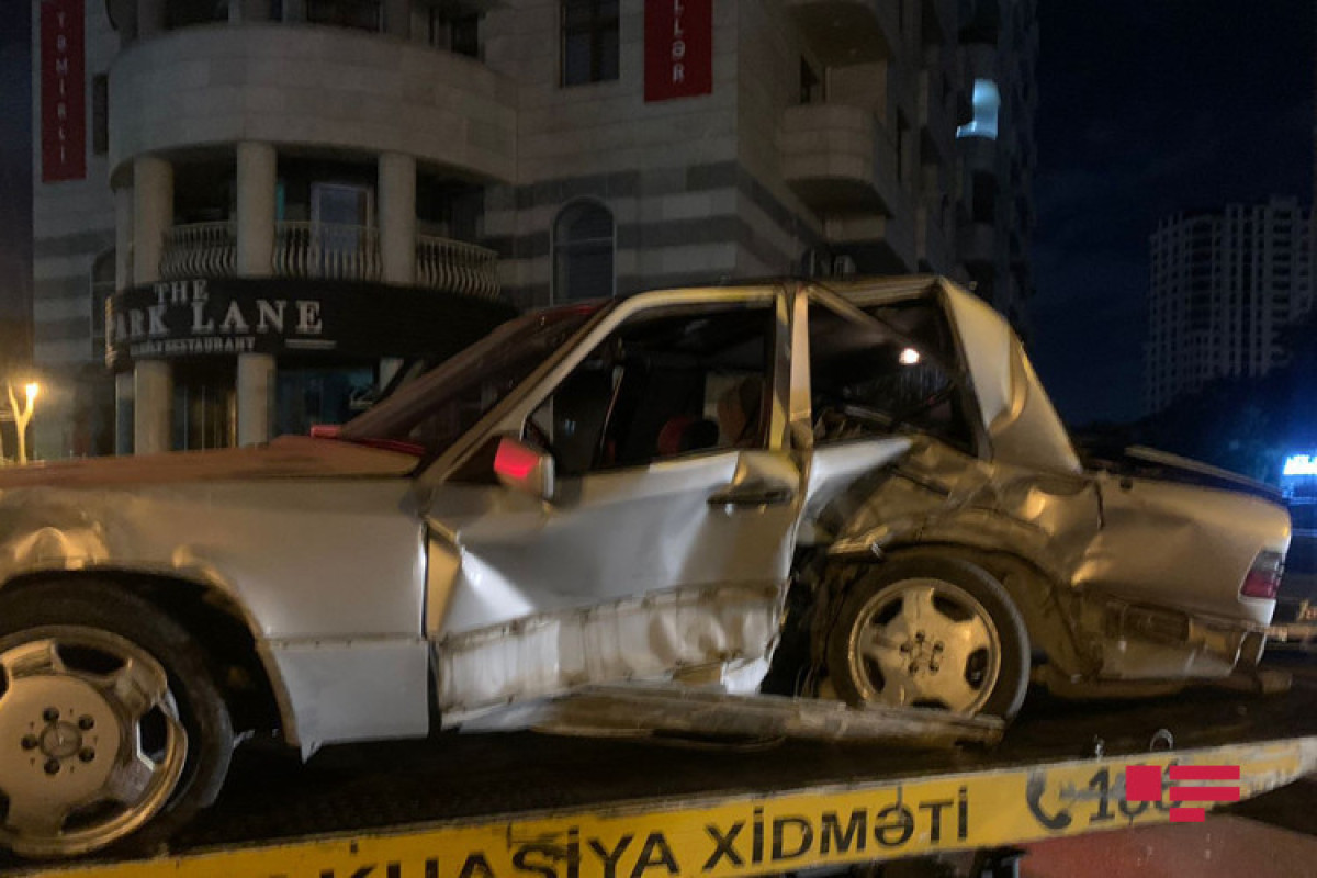 В Баку столкнулись два автомобиля, госпитализированы три человека -ФОТО 