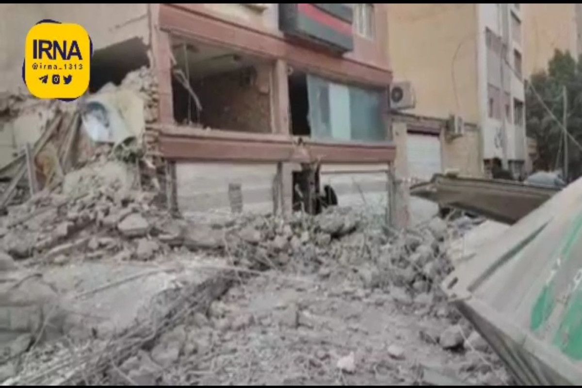 İranda çökən binanın qalıqları uçub, 1 nəfər ölüb - VİDEO 