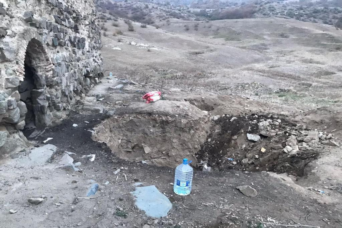 Daşkəsəndə qızıl tapmaq məqsədilə tarixi Alban məbədini sökmək istəyən şəxslər tutulub - FOTO  - VİDEO 