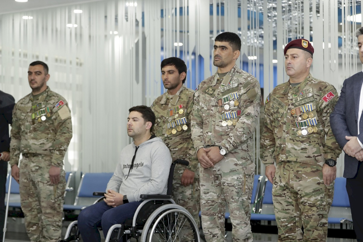 Sahil Babayev yüksək texnologiyalı protezlərlə təmin edilmiş hərbçilərlə görüşüb