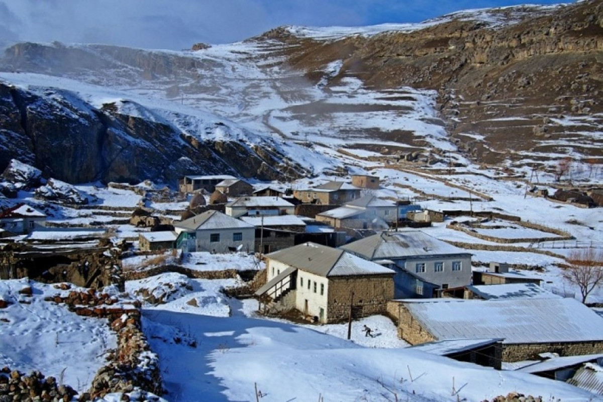 Qrızda qar yağıb - FAKTİKİ HAVA 