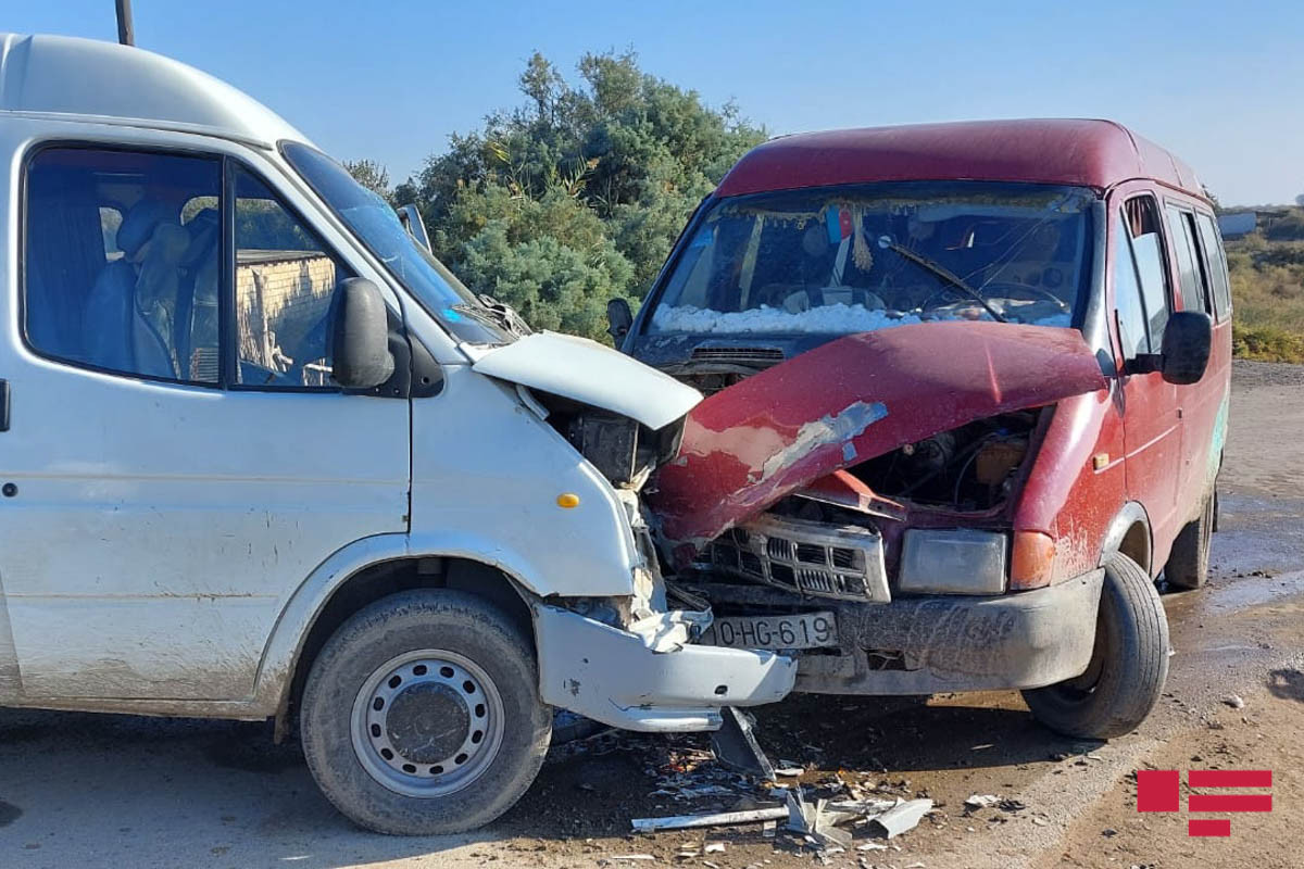 Sabirabadda iki mikroavtobus toqquşub, xəsarət alanlar var - FOTO  - VİDEO 