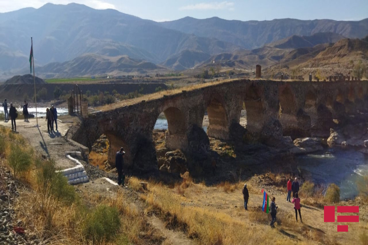 Турецкие путешественники посетили Худаферинские мосты-ФОТО -ОБНОВЛЕНО 