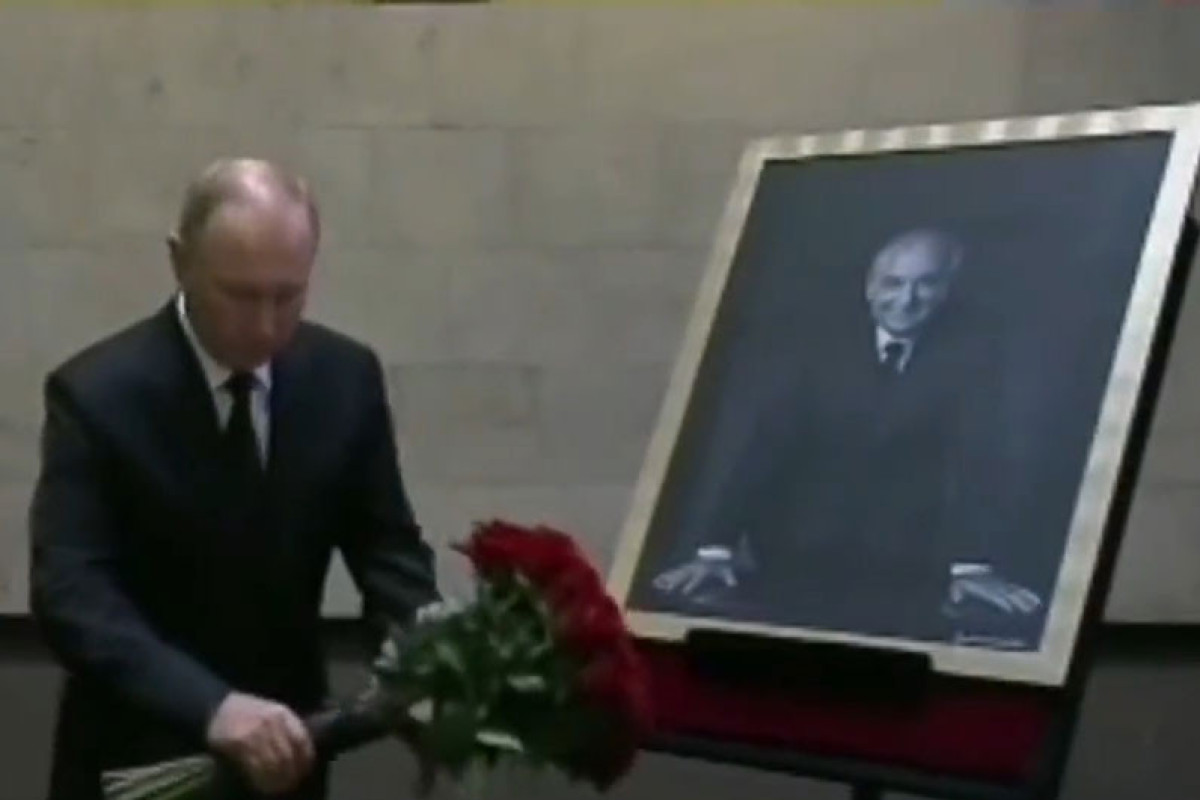 Putin Qorbaçovla vidalaşıb - VİDEO 