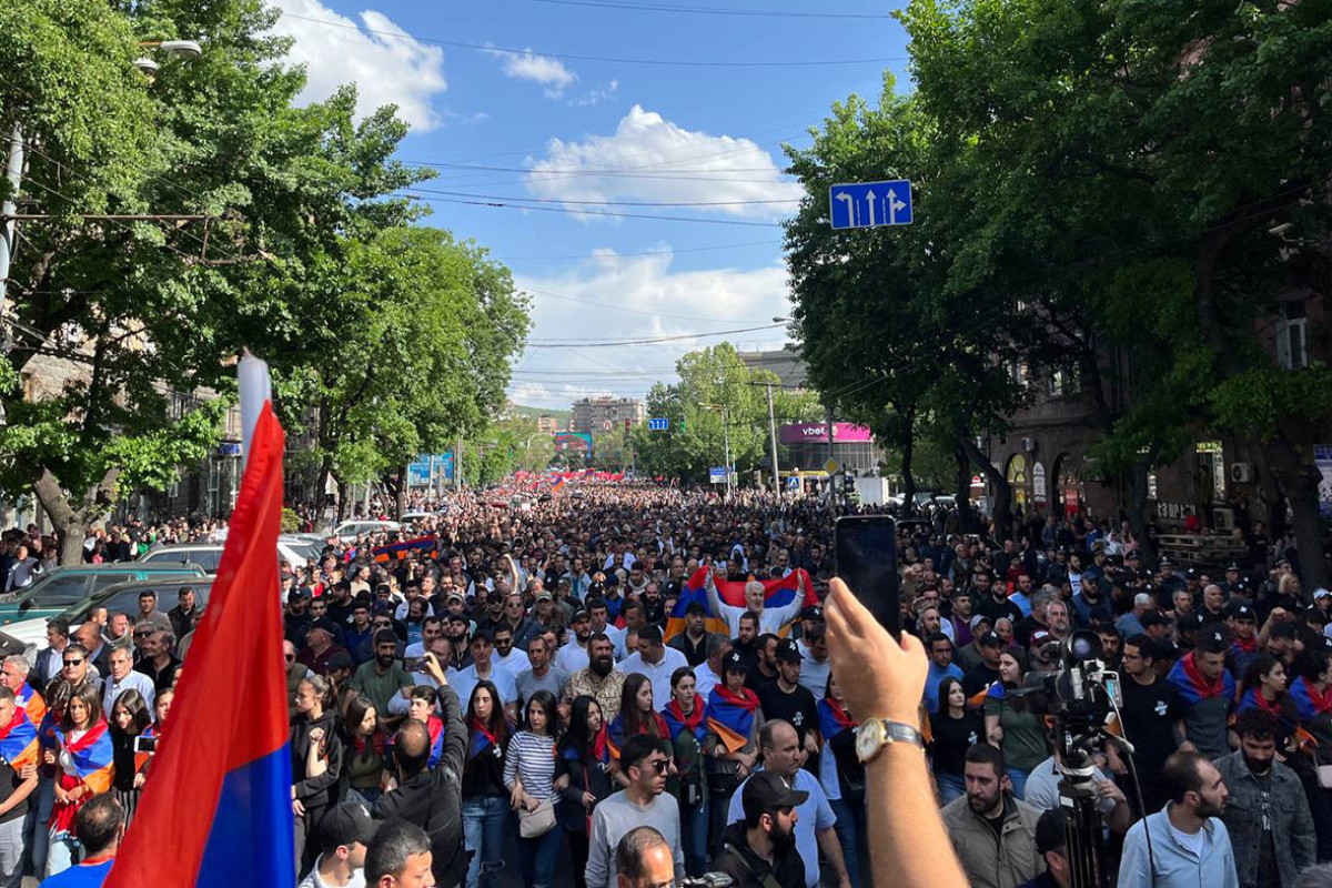 İrəvanda müxalifət Paşinyanın istefası tələbi ilə mitinq keçirib