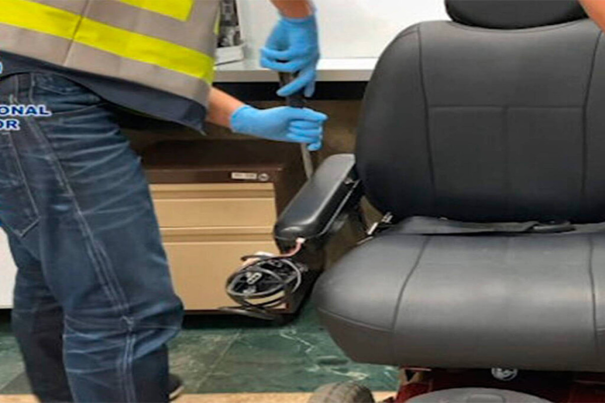 Cобака обнаружила 13 кг кокаина, спрятанного в инвалидном кресле в аэропорту Милана