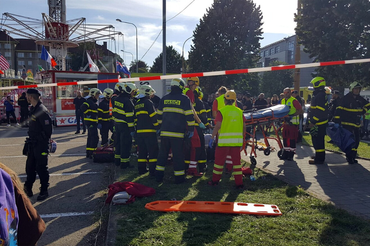 Çexiyada uşaqların olduğu karusel aşıb, 12 nəfər yaralanıb