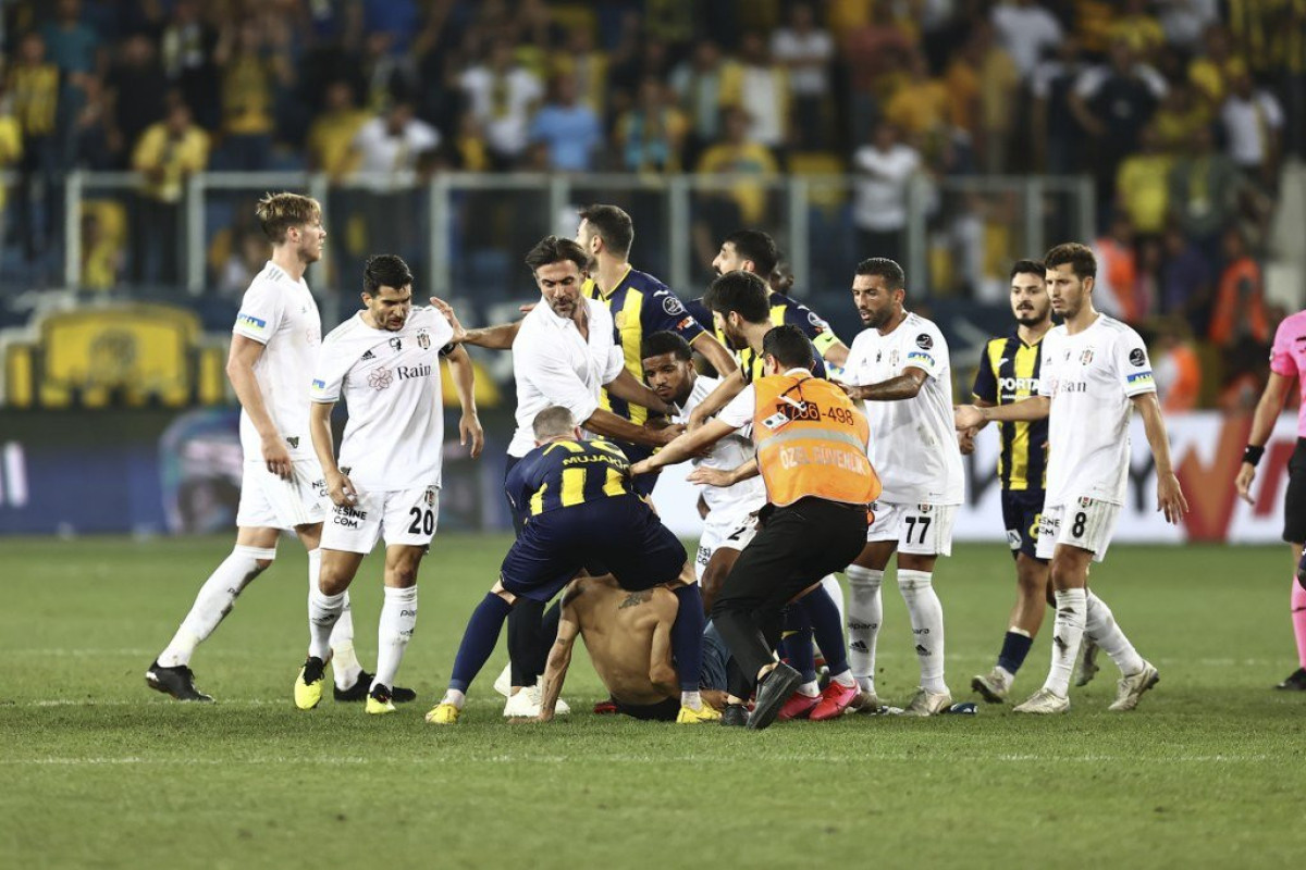 Türkiyə Super Liqasında azarkeş meydanda futbolçuya təpik vurub - FOTO 