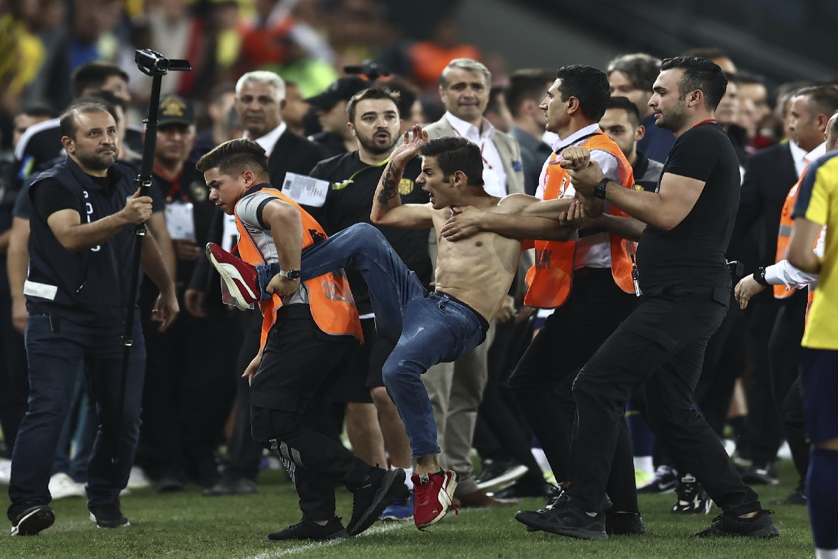 Türkiyə Super Liqasında azarkeş meydanda futbolçuya təpik vurub - FOTO 