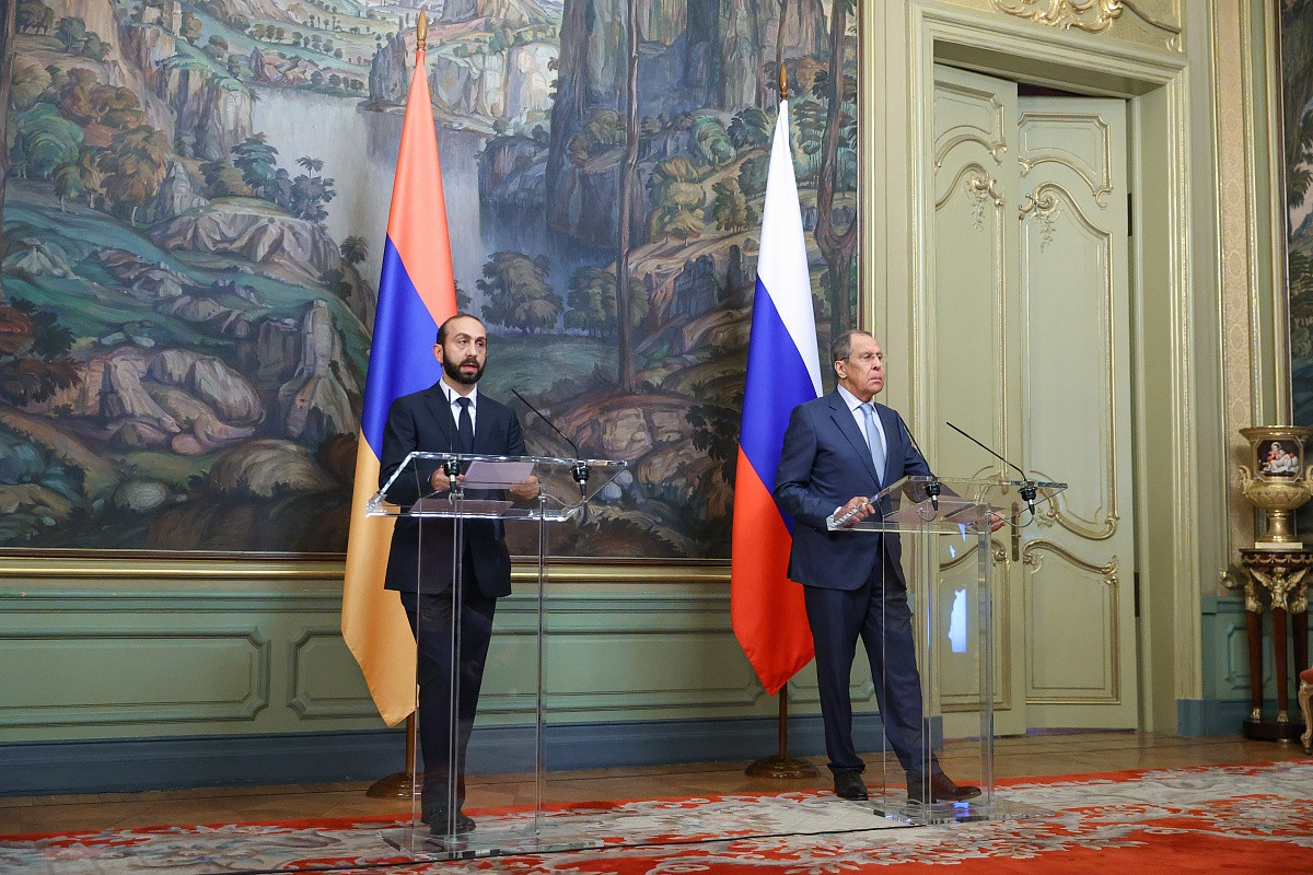Russian Foreign Minister Sergey Lavrov and Armenian Foreign Minister Ararat Mirzoyan