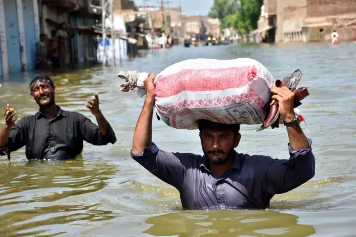 Pakistan struggles to avert danger as floods rise, death toll tops 1,300
