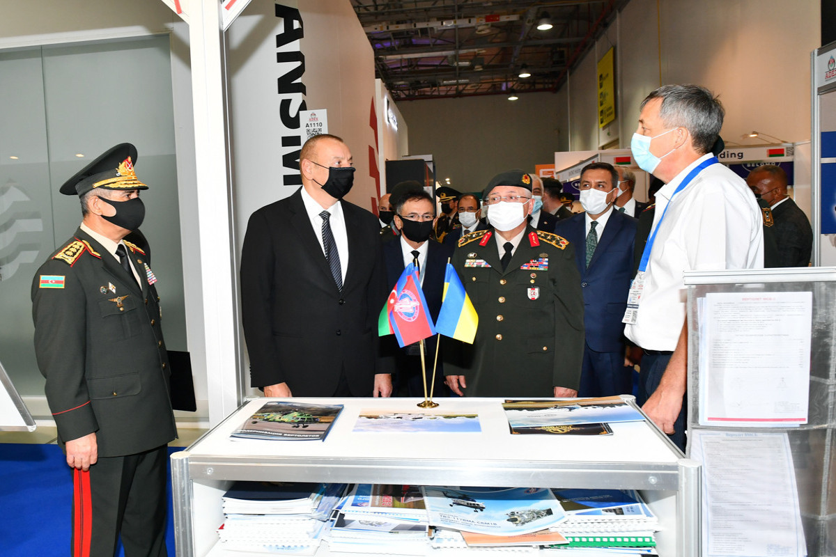 Президент Ильхам Алиев ознакомился с 4-й выставкой ADEX и 13-й выставкой Securex Caspian