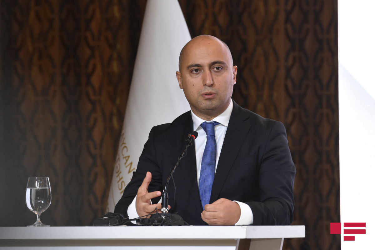 Emin Əmrullayev: Keyfiyyətli müəllim çatışmazlığı kimi problemimiz yoxdur