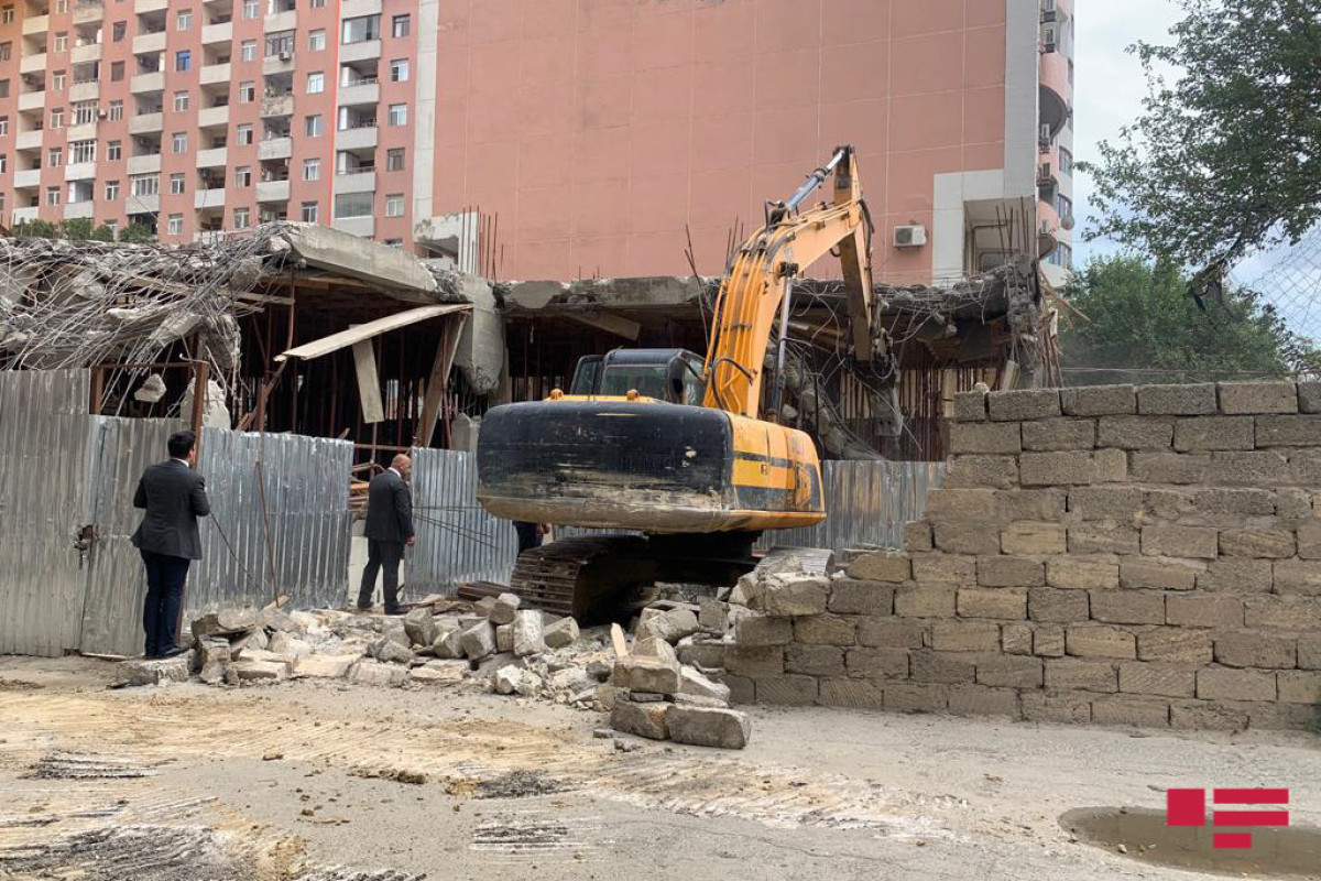 В Баку сносят незаконно строящийся жилой дом