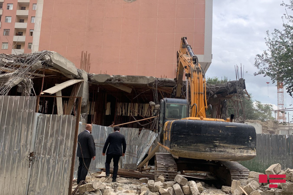 В Баку сносят незаконно строящийся жилой дом
