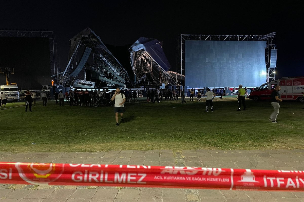 В Турции рухнула сцена, на которой должен был выступать Таркан