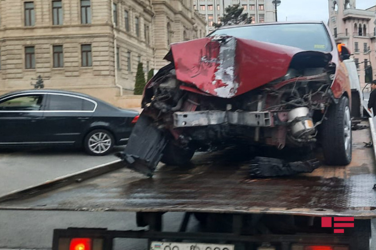 В Баку водитель такси совершил ДТП, есть пострадавшие-ФОТО 