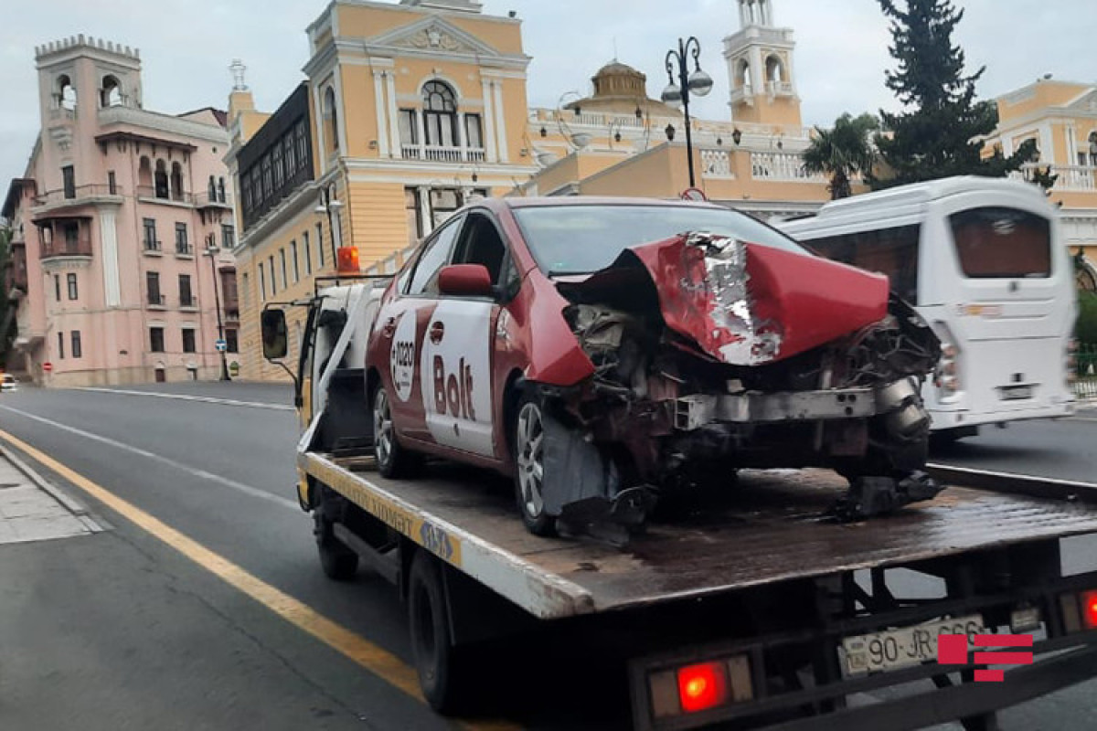 В Баку водитель такси совершил ДТП, есть пострадавшие-ФОТО 