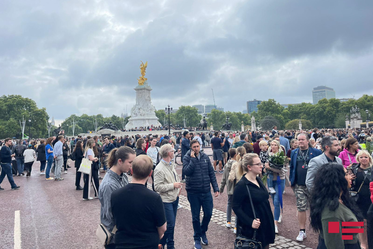 People show their love to Queen Elizabeth: View of Buckingham Palace after her death-PHOTO -LIVE 