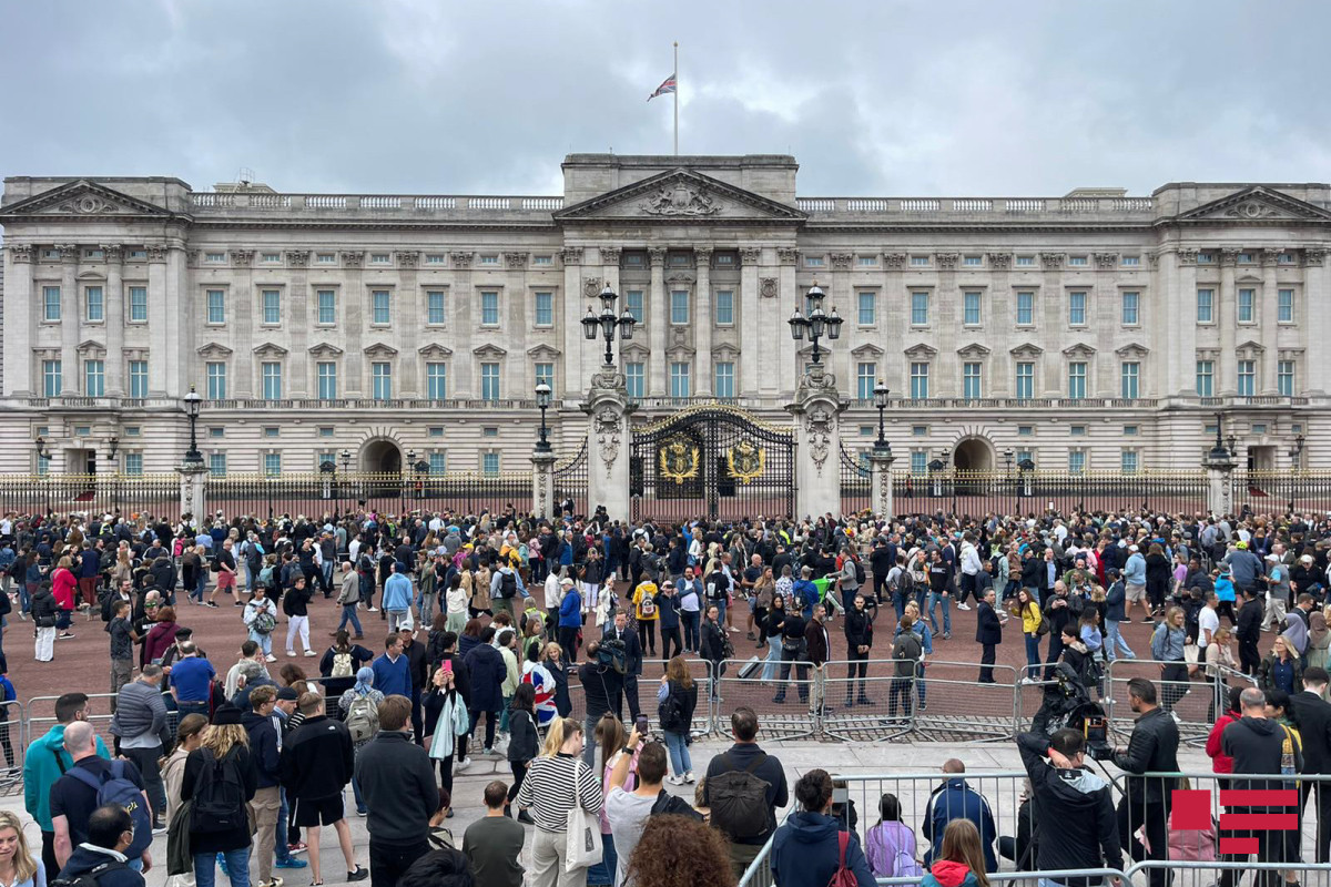 People show their love to Queen Elizabeth: View of Buckingham Palace after her death-PHOTO -LIVE 
